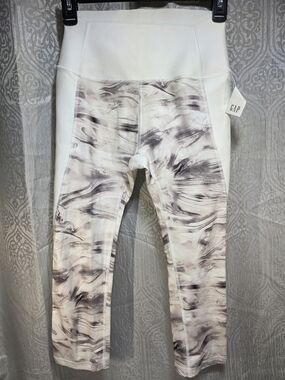 NWT Gap Fit Sculpt Compression Capri Leggings in a Cream Marbled Print. Size S